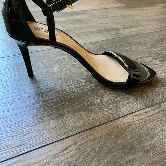 Classic Michael Kors black patent leather sandals - Picture 4 of 6